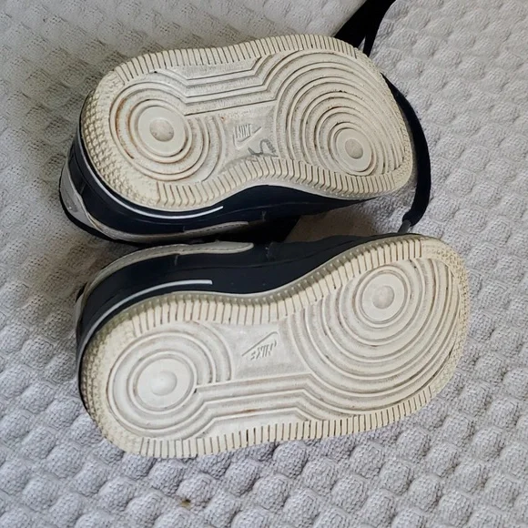 Toddler Nike sneakers size 5C - Picture 6 of 8